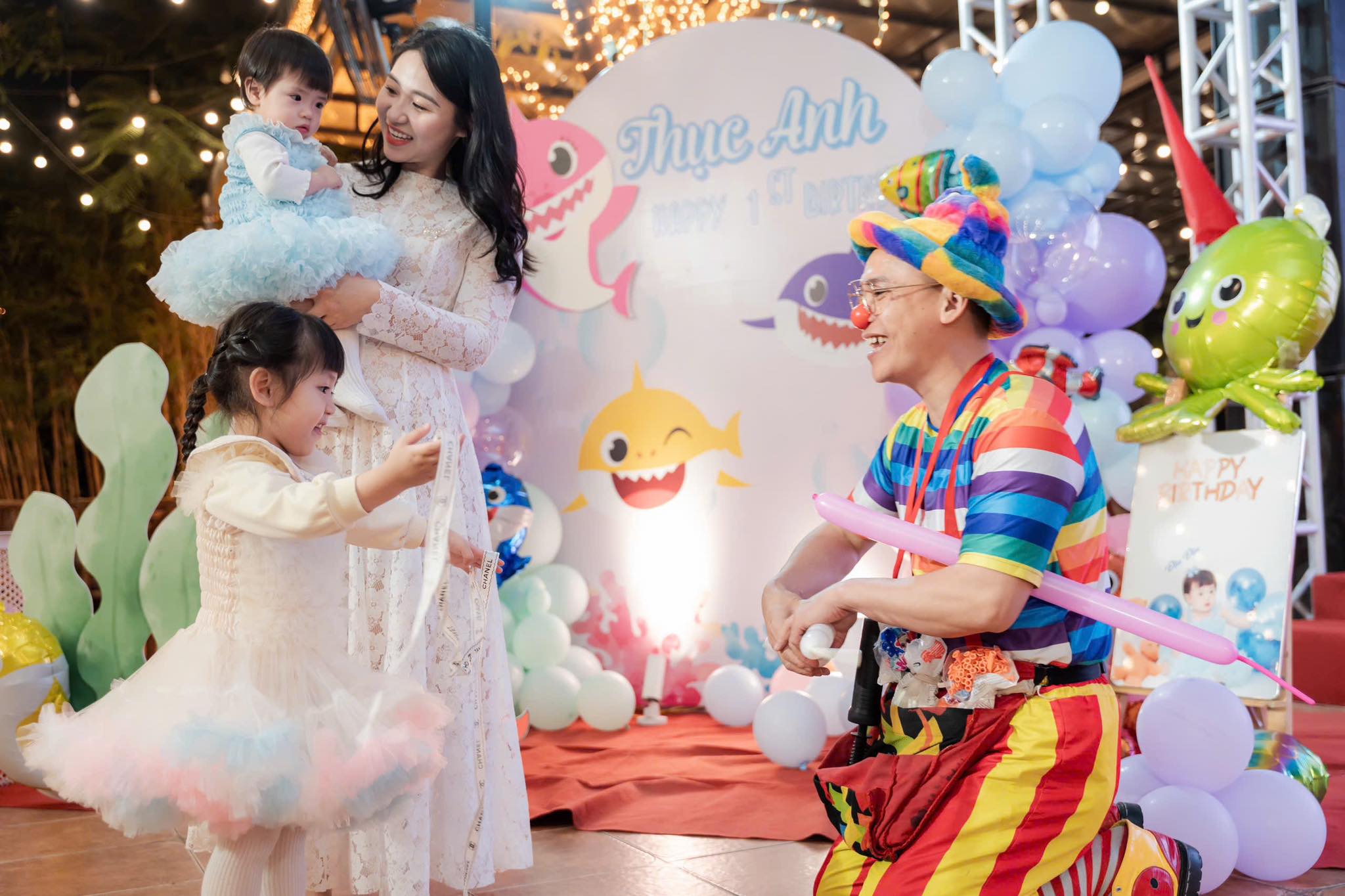 Chú hề vặn bóng ở Tây Hồ 0911691080